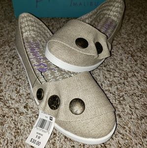 NWT Womens tan/taupe flats. Size 9